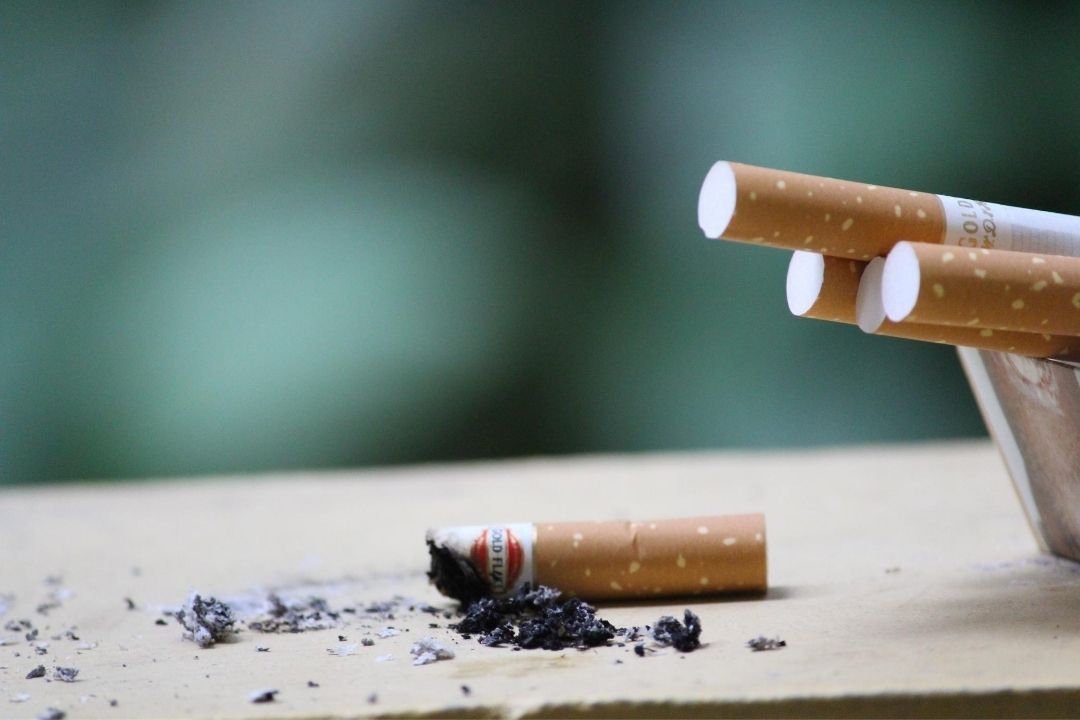 Le tabac provoque des taches brunes sur les dents Le tabac provoque des taches brunes sur les dents